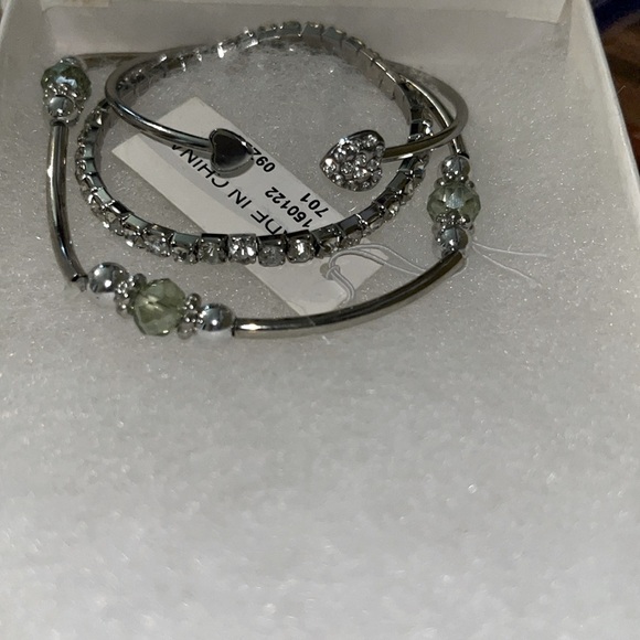 Elegant Silver and Green Bracelet Set - Picture 1 of 8